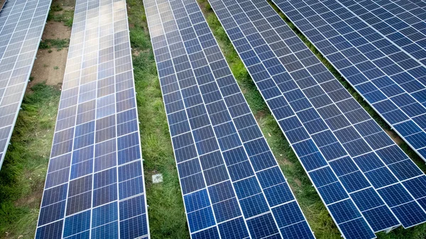 Vista Aérea Sobre Uma Fazenda Solar Moderna Estação Painéis Solares — Fotografia de Stock