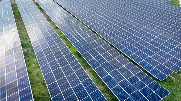 Vista Aérea Sobre Uma Fazenda Solar Moderna Estação Painéis Solares — Fotografia de Stock