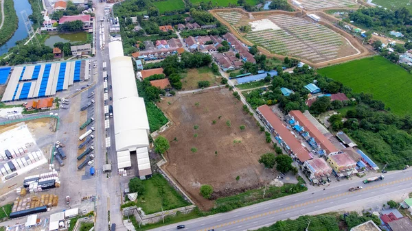 Önde gelen malların taşınması sırasında Depo 'daki yarı kamyonlar. Aerial View 'dan lojistik fotoğraf.