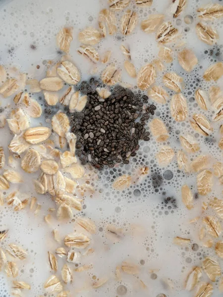 Chia tohumlu puding kaseleri yulaf gevreği ve sebze sütüyle