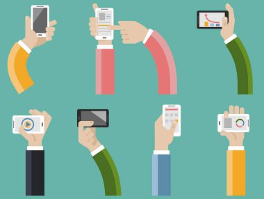 Çeşitli yüksek teknoloji bilgisayar ve iletişim cihazları taşıyan düz el simgeleri