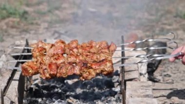 Barbeküde ızgara lezzetli yemeklere yakın çekim. Lezzetli şiş kebap pişirme süreci ve metal şiş doğada yemek. Sokak yemeği bbq. Yemek festivali. Kazıkta domuz eti.