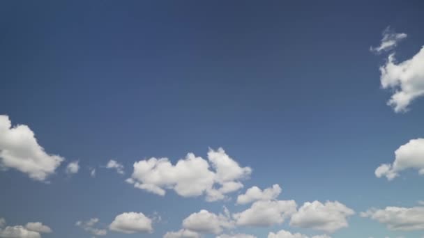 Uhd Sky Időzítés Bolyhos Felhőkkel Kék Égbolttal Fehér Felhők Hemzsegnek — Stock videók
