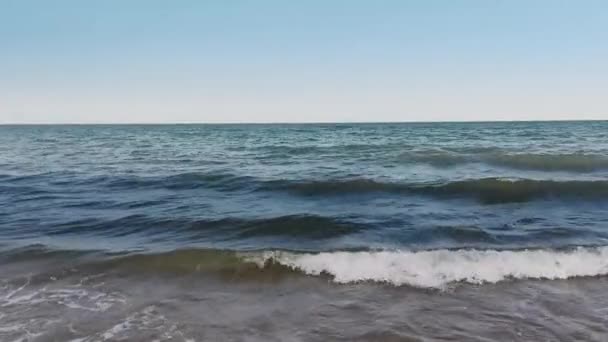 Μικρά Κύματα Σπάνε Στην Ακτή Shot Στην Παραλία Της Μαύρης — Αρχείο Βίντεο