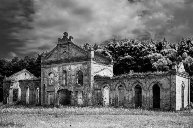 Duvarlar ve yıkılmış eski bir binanın ön cephesi.