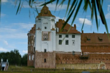 Ortaçağ şatosunun sularındaki yansıma.