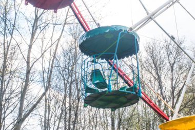 Şehir parkında boş dönme dolap standı