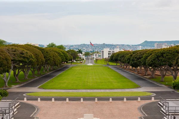 Pasifik Ulusal Mezarlığı, Honolulu, Hawaii. Amerikan savaş gazilerinin volkanik bir kraterde gömüldükleri yer..