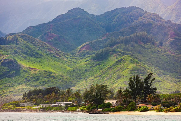 夏威夷瓦胡岛东部高山海岸 库洛山山脉仅在少数住宅之上 — 图库照片