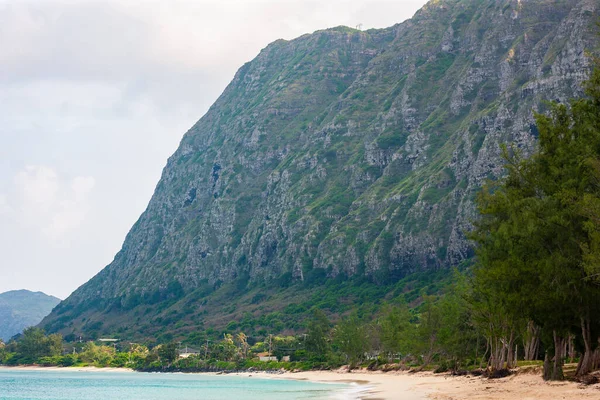 夏威夷瓦马纳洛海滩上方的Koolau山脉陡峭部分 — 图库照片