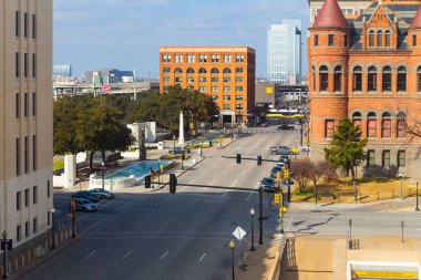 Houston Caddesi, West End Dallas, Teksas Dealey Plaza, Old Red Adliyesi ve eski Teksas Okul Kitapları Deposu..