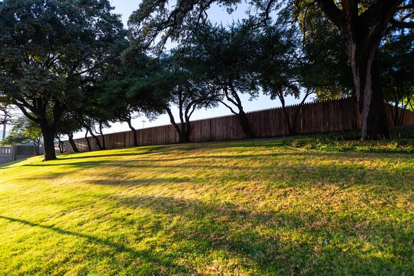 エルム ストリート デーリー プラザ ダラス テキサス州の上の草の丘とピケットフェンス — ストック写真