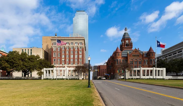 Dealey Plaza, şehir parkı. West End Dallas, Teksas 'ta ana caddeye bölünmüş.
