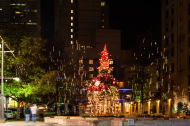 Dallas, TX, ABD - 23 Aralık 2013: Pegasus Plaza Noel 'e yakın gece.