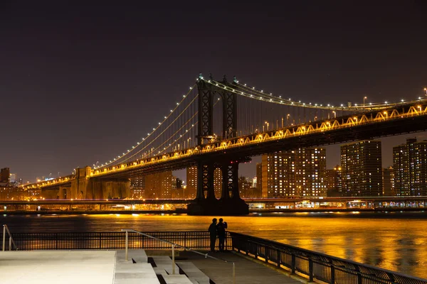 Manhattan Köprüsü gece, Brooklyn tarafında bir izleme platformu ile, New York, ABD.