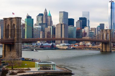 Brooklyn Köprüsü Doğu Nehri üzerinde, Brooklyn 'i Manhattan, New York şehrine bağlıyor..