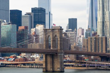 Brooklyn Köprüsü ve Aşağı Manhattan, New York.
