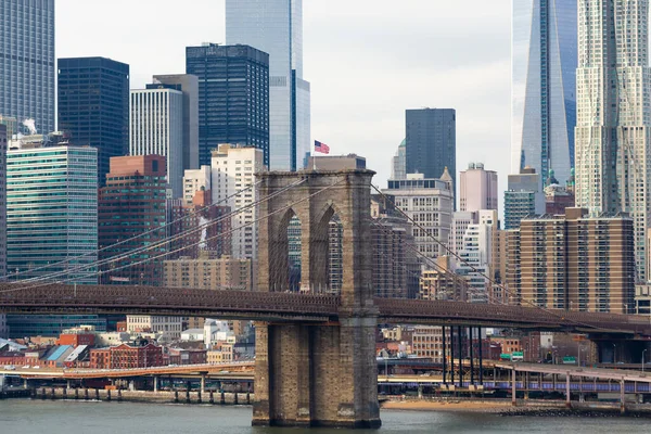 Brooklyn Köprüsü ve Aşağı Manhattan, New York.