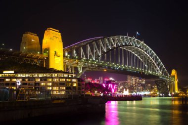 Sydney, NSW, Avustralya - 3 Haziran 2013: Sydney Limanı Gece bir ışık gösterisi sırasında.