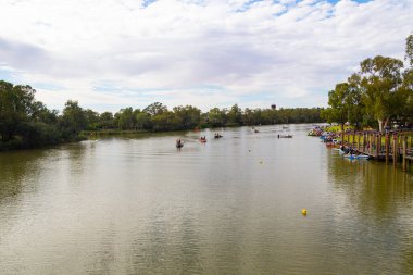 Wentworth, NSW, Avustralya - 30 Kasım 2014: Darling River 'da sürat teknesi yarışı için hazırlanan yarışmacılar.