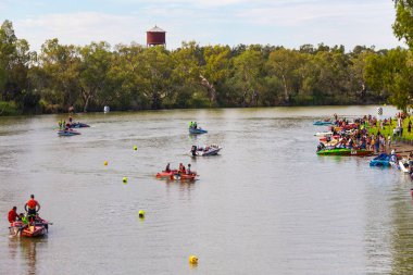 Wentworth, NSW, Avustralya - 30 Kasım 2014: Koşulları analiz eden ve Darling River 'da sürat teknesi yarışına hazırlanan yarışmacılar.