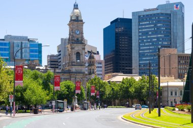 Adelaide, Güney Avustralya - 20 Aralık 2014: Adelaide 'in ana caddesi Noel zamanı şehir merkezine açılıyor.