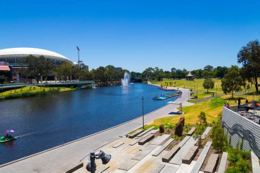 Adelaide, SA, Avustralya - 20 Aralık 2014: Adelaide Oval ve tekne kiralama ile River Torrens eğlence ve kültür merkezi.