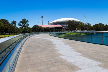 Adelaide, SA, Avustralya - 20 Aralık 2014: Adelaide Oval 'e giden River Torrens Footbridge.