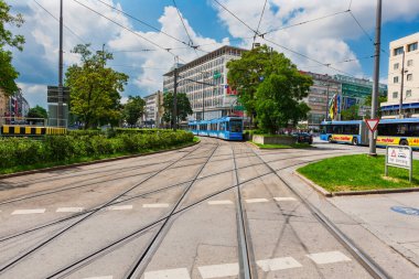 Münih, Almanya - 3 Temmuz 2011: Tramvay, tramvay ve otobüsler merkezi Münih 'tir. Karlsplatz çevresindeki toplu taşıma altyapısı.