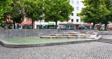 Münih, Almanya - 4 Temmuz 2011: Brunnen Rindermarkt, Rindermarkt Meydanı 'ndaki çeşme. Eskiden sığır ve et pazarı olarak kullanılan bölgede yavaş akan su basamakları.