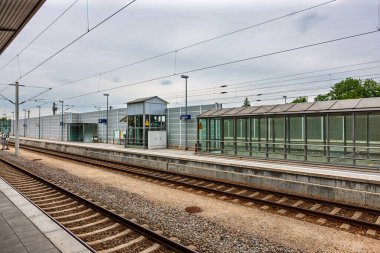 Dachau, Almanya - 4 Temmuz 2011: Dachau tren istasyonu. Münih 'in kuzeyindeki S-Bahn tren istasyonu, Dachau Toplama Kampı Anıt Alanı' na yapılan hizmetlerle bağlantılı..