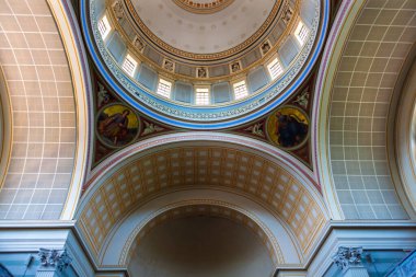 Almanya, Potsdam 'daki Aziz Nicholas Kilisesi' nin içinde. Duvar ve tavan boyunca mimari ve sanat eserleri.