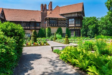 Potsdam, Almanya - 7 Temmuz 2011: Cecilienhof Palace Gardens. Veliaht Prens Wilhelm 'in eşi Düşes Cecilie' nin adını taşıyan bahçeler, daha sonra II..