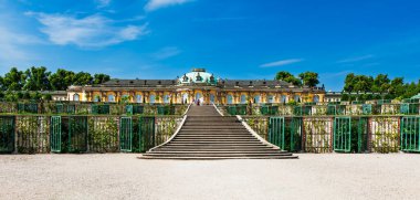 Potsdam, Almanya - 7 Temmuz 2011: Prusya Kralı Büyük Frederick tarafından yazlık sarayı olarak inşa edilen Sanssouci Sarayı 'na çıkan merdivenler. Sanssouci Park 'ın teraslı bahçeleri..