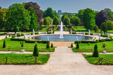 Potsdam, Almanya - 7 Temmuz 2011: Sanssouci sarayının altındaki terasların altındaki Büyük Çeşme. Sanssouci Park 'taki en büyük çeşme..