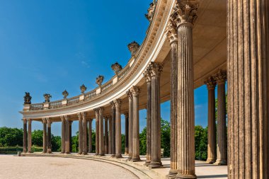 Sanssouci Sarayı 'nın arkasında Colonnade kemer yolu, Potsdam, Almanya. Prusya Kralı Büyük Frederick 'in yazlık evi olarak inşa ettiği sarayın arkasındaki doğu yakası klasik kolonları..