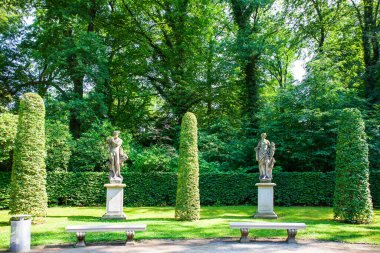 Sanssouci Park 'ın batısında, Potsdam, Almanya' da küçük bir dinlenme alanındaki heykeller.