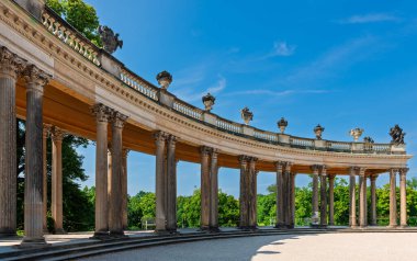 Sanssouci Sarayı 'nın arkasında Colonnade kemer yolu, Potsdam, Almanya. Prusya Kralı Büyük Frederick 'in yaz evi olarak inşa ettiği sarayın arkasındaki batı yakası klasik sütunları..