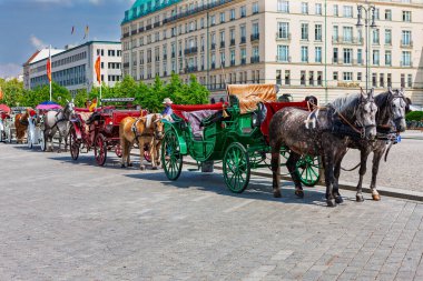 Berlin, Almanya - 8 Temmuz 2011: Paris Meydanı 'nda atlar ve arabalar. At arabaları şehir meydanında mola veriyor..