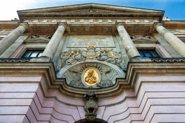 Zeughaus, Berlin, Almanya. Deutsches Tarih Müzesi 'nin (Alman Tarihi Müzesi) girişinde bulunan Unter Den Linden (sokak) cephesi, sokaktaki en eski binadır..