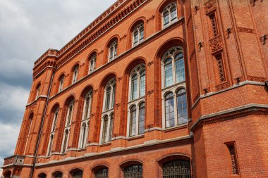 Rotes Rathaus, Berlin, Almanya. Berlin Senatosu 'nun evi Kızıl Belediye Binası' nın pencereleri..