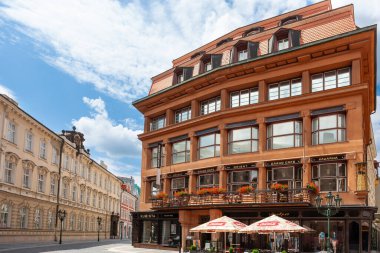 Prag, Çek Cumhuriyeti - 11 Temmuz 2011: Grand Cafe Orient, Ovocny trh (sokak) köşesinde. Güzel yemekleri ve Kübizm müzesi olan Çek Kübist mimarisi.