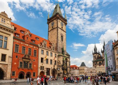 Prag, Çek Cumhuriyeti - 11 Temmuz 2011: Eski Kasaba Meydanı 'nın güneyinde Astronomik Saati olan Eski Belediye Binası.
