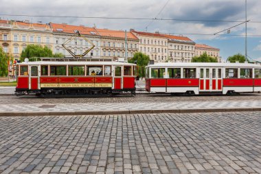 Prag, Çek Cumhuriyeti - 11 Temmuz 2011: Malostranska tramvay durağında tramvay hatları olan Cobblestone Caddesi. Batı Prag 'da çift arabalı bir tramvay gezginleri alıyor..
