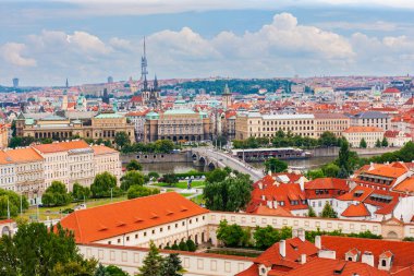 Prag, Çek Cumhuriyeti - 11 Temmuz 2011: Vltava Nehri üzerindeki Manes (Manesuv) Köprüsü.