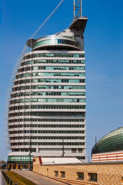 Bremerhaven, Almanya - 13 Temmuz 2011 Atlantic Hotel Sail City. Bremerhaven üzerinde panoramik manzaralar için bir izleme platformu ile kaplı yüksek lüks otel binası.