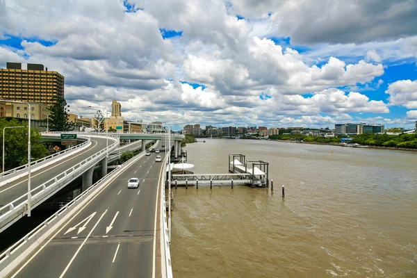 Autostrada wzdłuż rzeki Brisbane — Zdjęcie stockowe