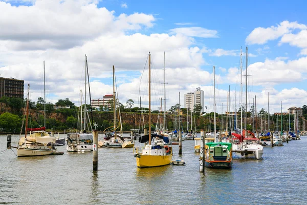 A Brisbane folyóra csónakok — Stock Fotó