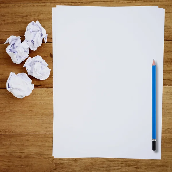 Biała kartka papieru ze znalezieniem pomysł — Zdjęcie stockowe