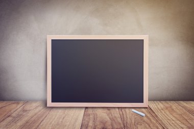 Duvar merkezinde boş yazı tahtası